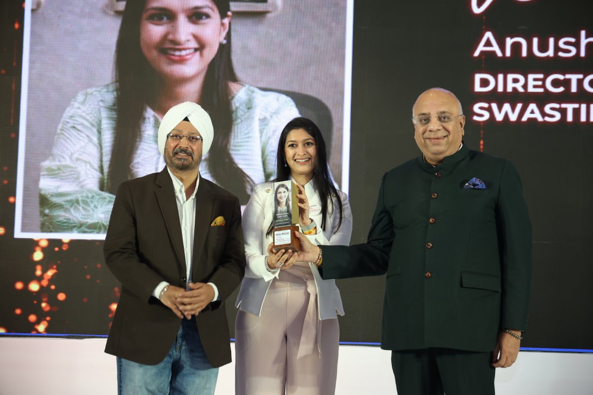 Anushree Nyati receiving Wellbeing Rising Leader Award at Swastik